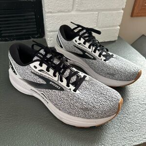 Brooks men’s adrenaline GTS sneakers size 10.5